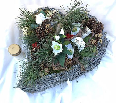 Herz zum Gedenken mit Christrosen