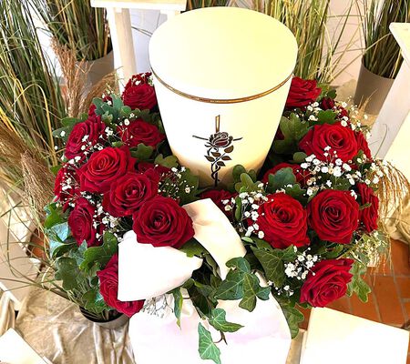 Urnen Kranz m. Rosen flach -August