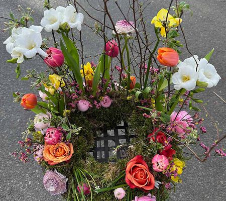 Urnenkranz im Wiesenlook- März
