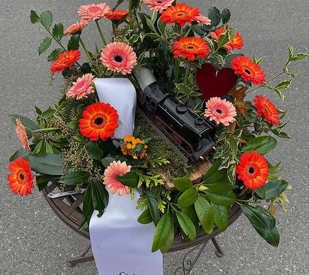 Trauergesteck. für einen Eisenbahnliebhaber April