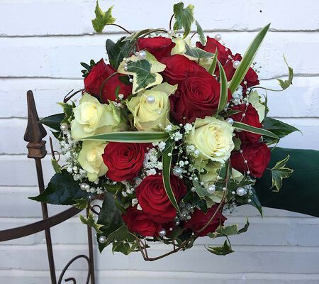 Brautstrauß rote und weisse Rosen