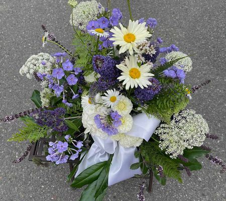 Gesteck blau weiss im Juli