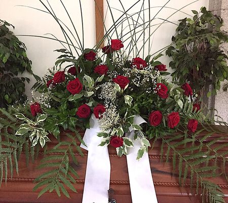 Sarggesteck rote Rosen im Juli