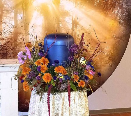 Urnenkranz blaue Urne Oktober