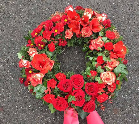 Kranz in rot im Dezember