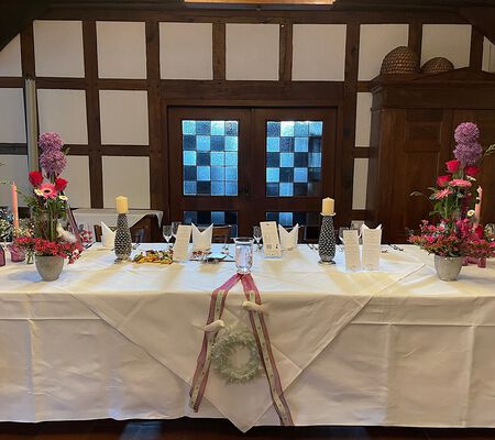 Brauttisch mit Gestecken eingedeckt Mai