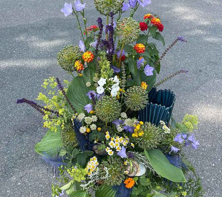 Urnengesteck in der Sommerlandschaft