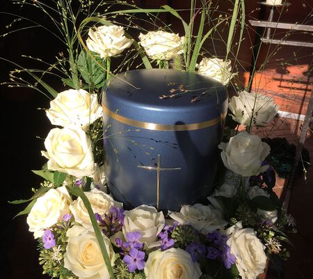 Urnen Kranz weiss blau - September